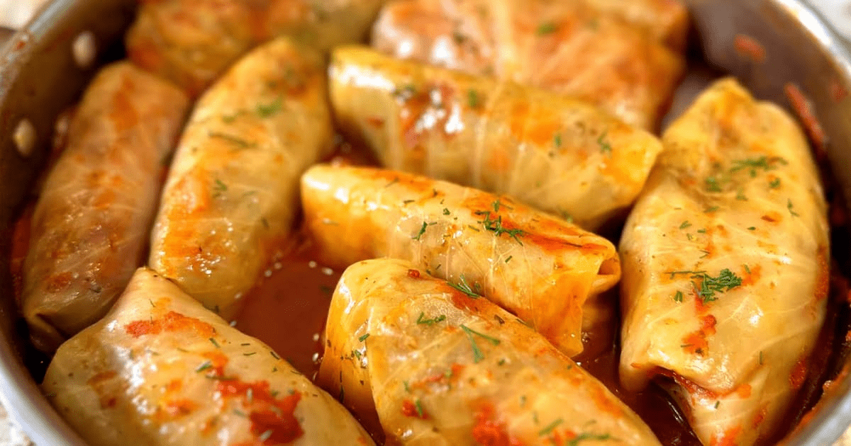 Порция голубцов в томатном соусе на тарелке