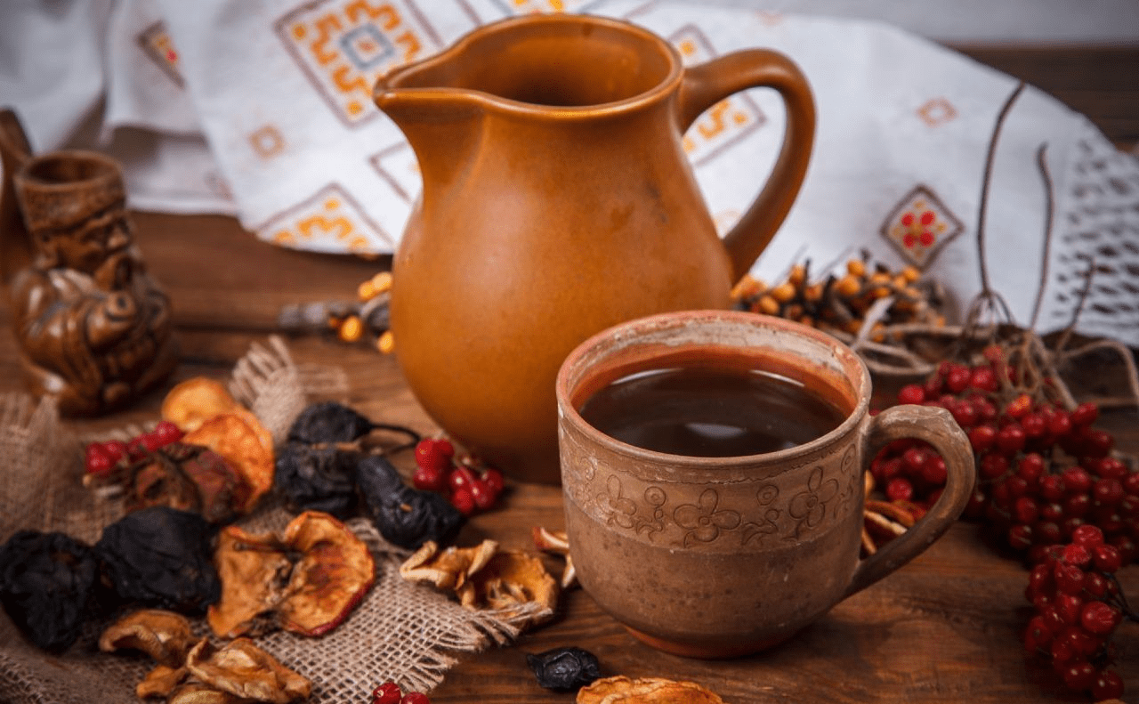 Кувшин и стакан с узваром из сухофруктов